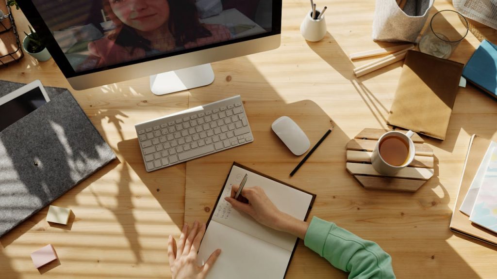 Cursist volgt blended leertraject met video podcast en laptop