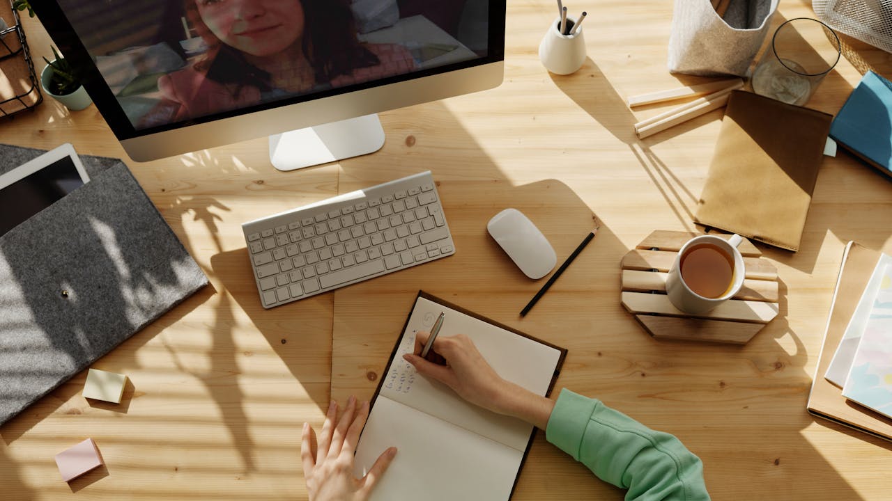 Cursist volgt blended leertraject met video podcast en laptop
