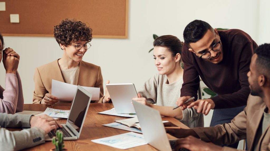 Nieuwe medewerker start onboarding via e-learning platform