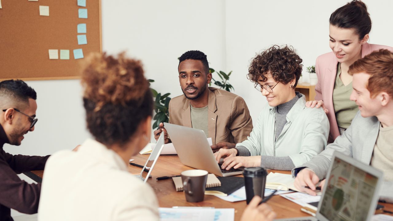 L&D-team werkt met e-learning platform voor organisaties op laptop
