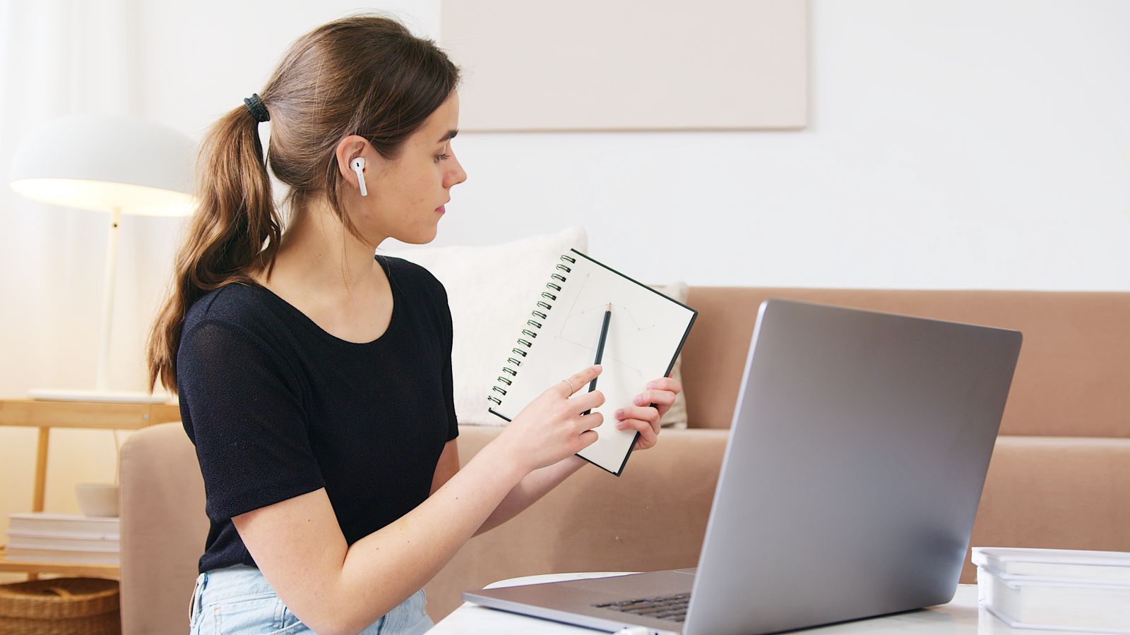 Medewerker volgt compliance training online in een digitale leeromgeving