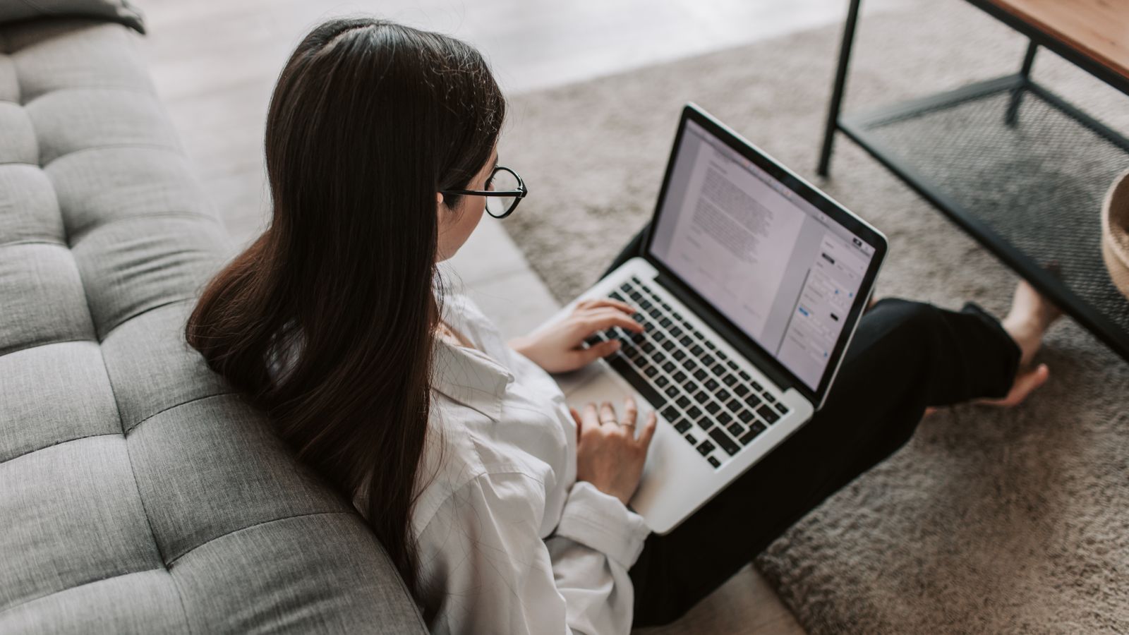 Vrouw werkt op laptop aan een Kajabi alternatief in Nederland: de leeromgeving Evolve